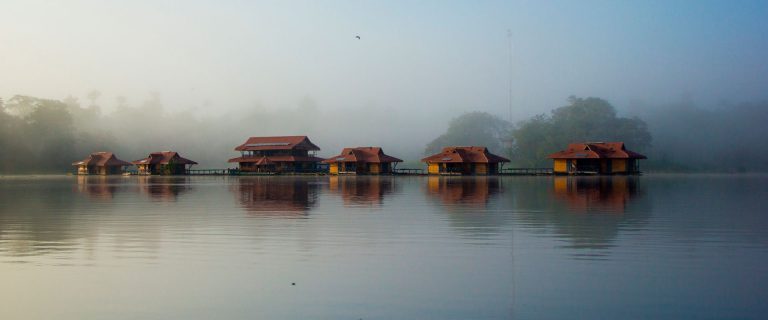Vue du Uakari Lodge sur la rivière Japura.