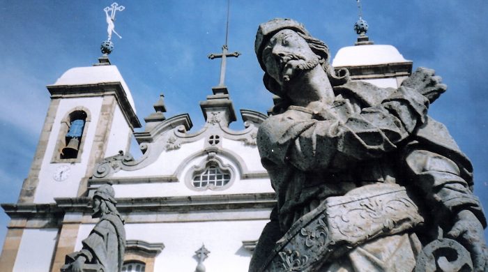 Vue de statue sculptée par Aleijadinho devant le sanctuaire Bom Jesus de Matosinhos au Brésil.