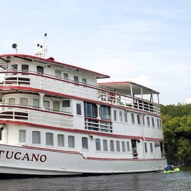 Le bateau MY Tucano naviguant sur l'Amazone au Brésil.