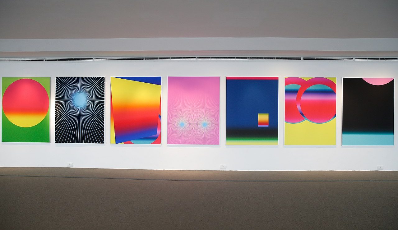 vue de plusieurs tableaux abstraits d'art contemporain au musée de Niteroi.