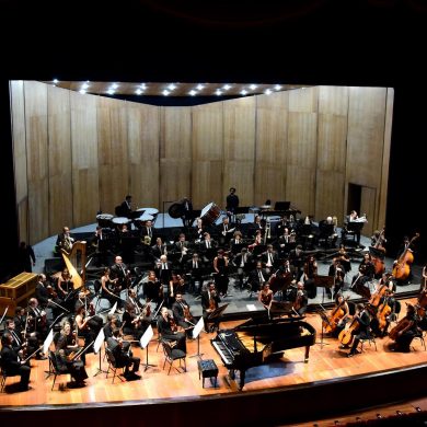 vue depuis une loge de lascène d'un opéra où joue l'orchestre national du Brésil.
