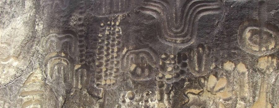 Gros plan sur des gravures prehistorique à Inga dans le Nordeste du Brésil.