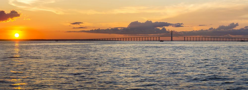Coucher de soleil sur le pont du Rio Negro à Manaus au Brésil.