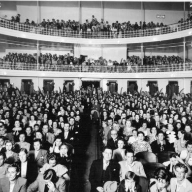Vue en noir et blanc des spectateurs d'un théätre depuis la scène de celui ci dans les années 50 au Brésil.
