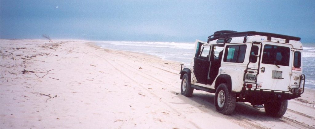 Un 4x4 sur une dune entre Fortaleza et Natal au Brésil.