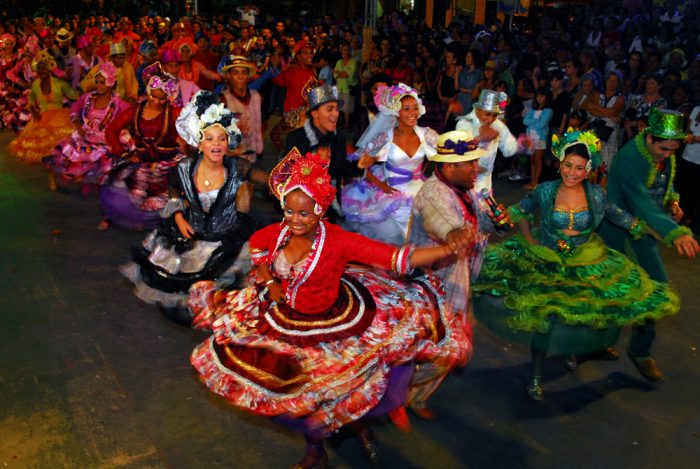 Vue de dessus de danseuses traditionnelles bresiliennes.