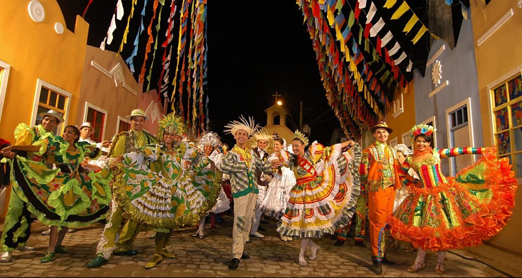 Troupe de danseur costumé durant le carnaval de Olinda au Brésil.