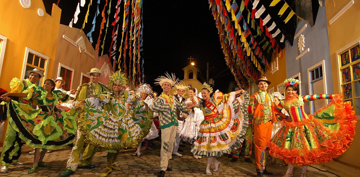 Troupe de danseur costumé durant le carnaval de Olinda au Brésil.