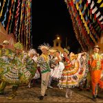 Troupe de danseur costumé durant le carnaval de Olinda au Brésil.