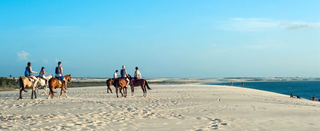 A cheval en famille sur la dune de Jericoacoara au Nordeste du Brésil..