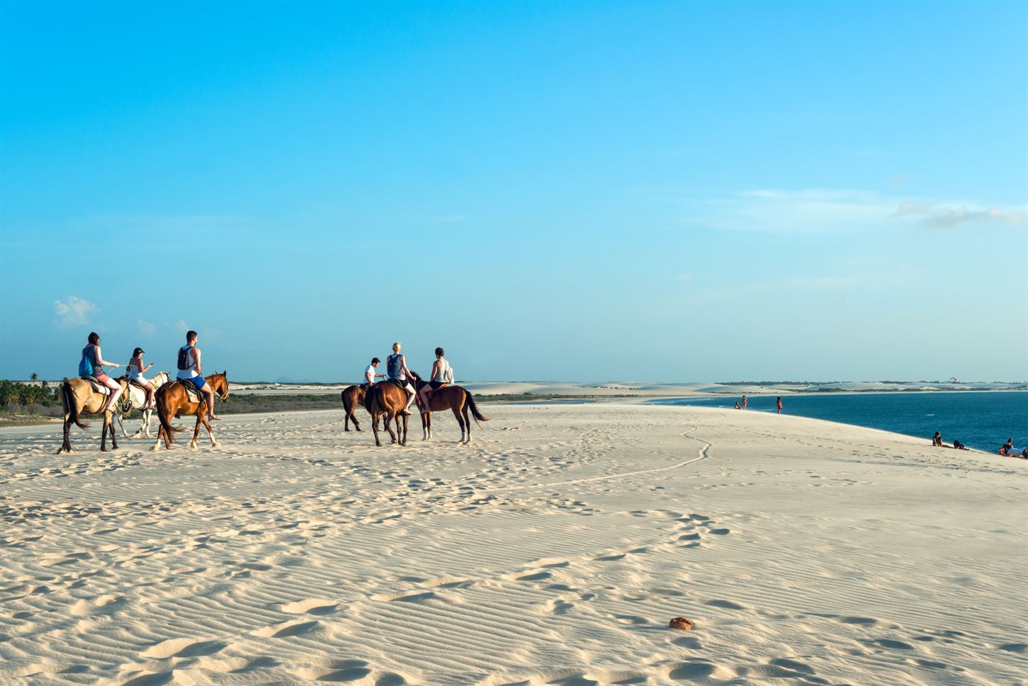 A cheval en famille sur la dune de Jericoacoara au Nordeste du Brésil..