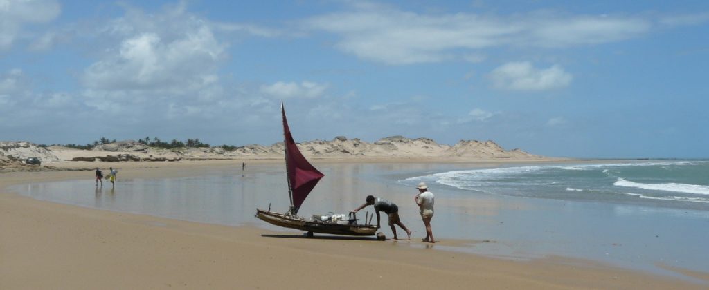 Vue dune jangada sur une plage du Nordeste du Brésil.