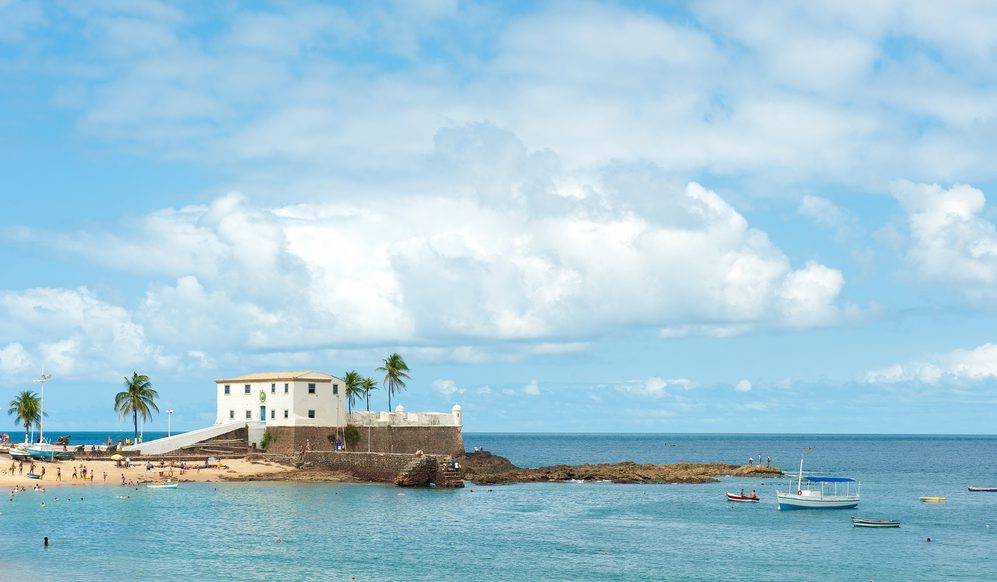 Vue d'une plage de Salvador avec un fort.