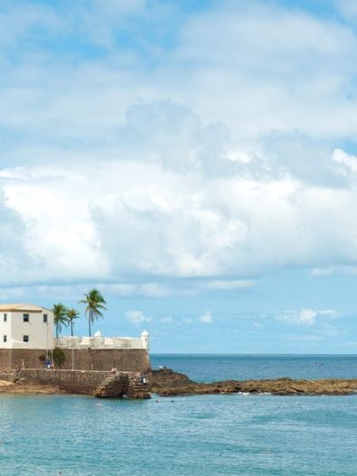 Vue d'une plage de Salvador avec un fort.