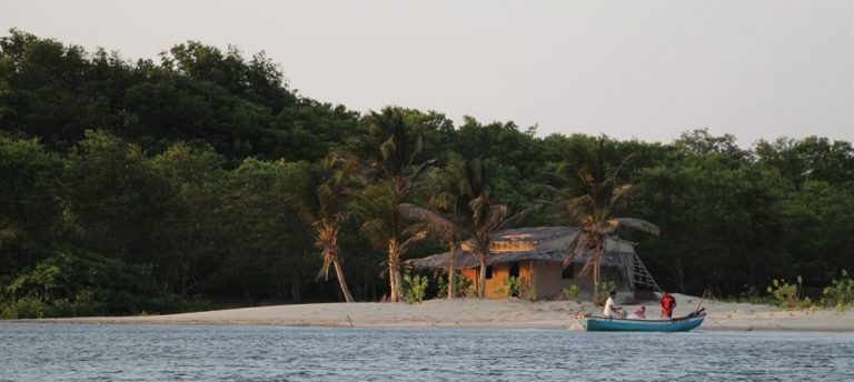 vue dune maison de pêcheur eavec une barque devant à Atins.