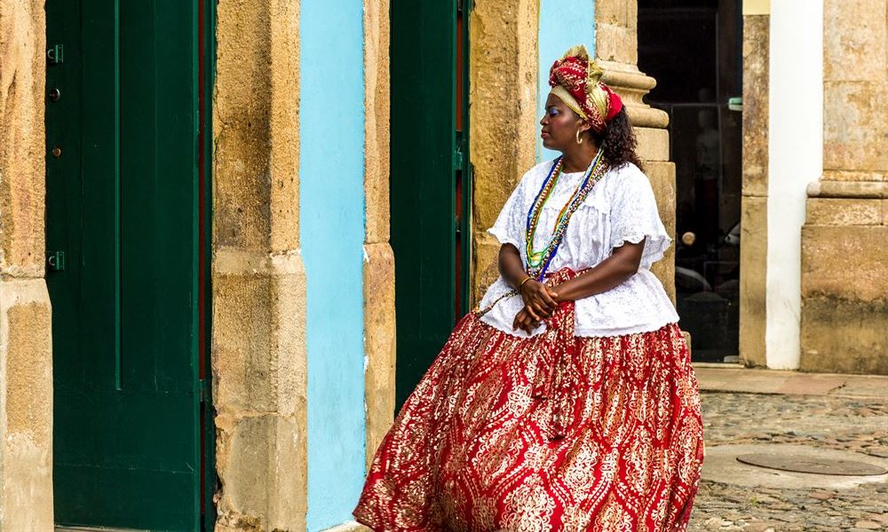 Bahianaise en costume traditionnel dans une rue du Pelourinho à Salvador.