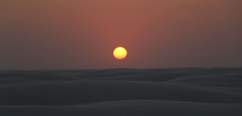 coucher de soleil sur le désert des lençois dans le Nordeste su Brésil.