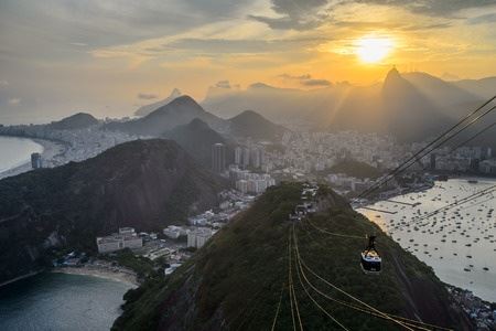 Vue du coucher de soleil sur les montagnes de Rio depuis le Pain de Sucre.