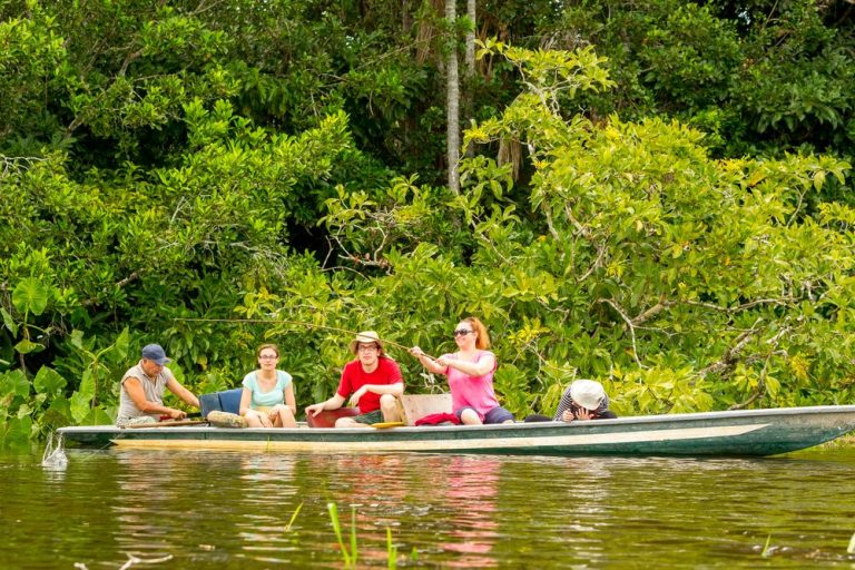 Vue d'une barque d'excursion avec des touristes sur une rivière en Amazonie.