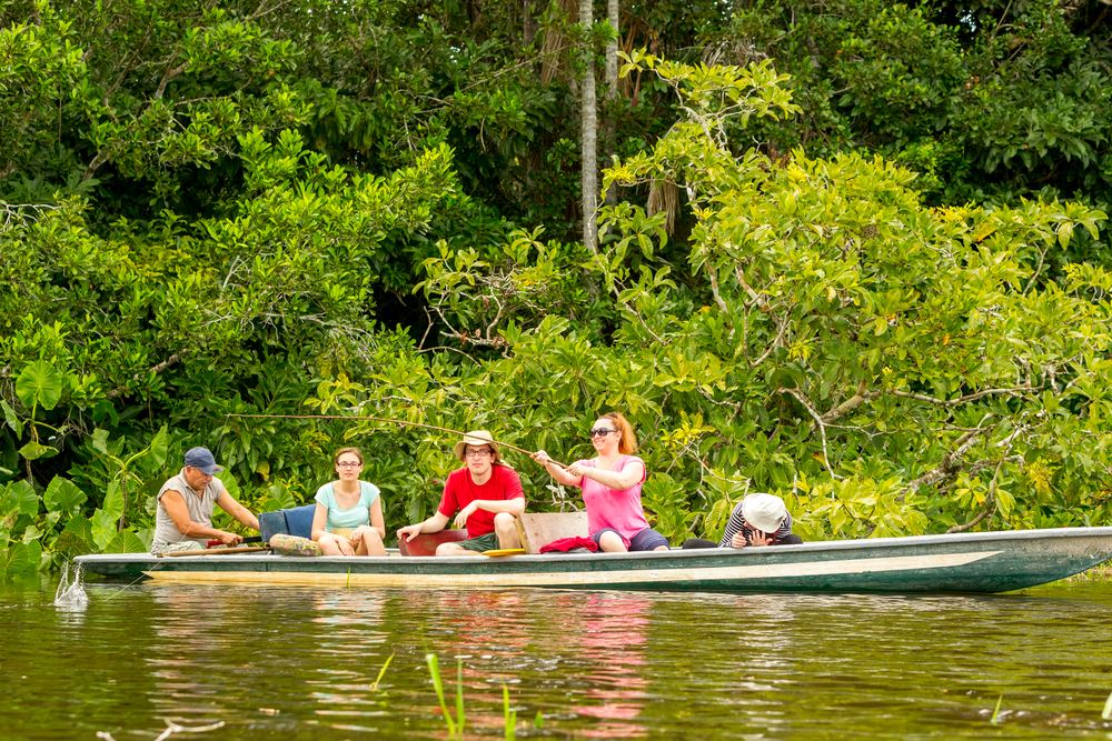 Vue d'une barque d'excursion avec des touristes sur une rivière en Amazonie.