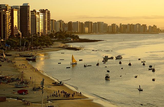 Vue du littoral de Fortaleza dans le soleil couchant depuis un drone.