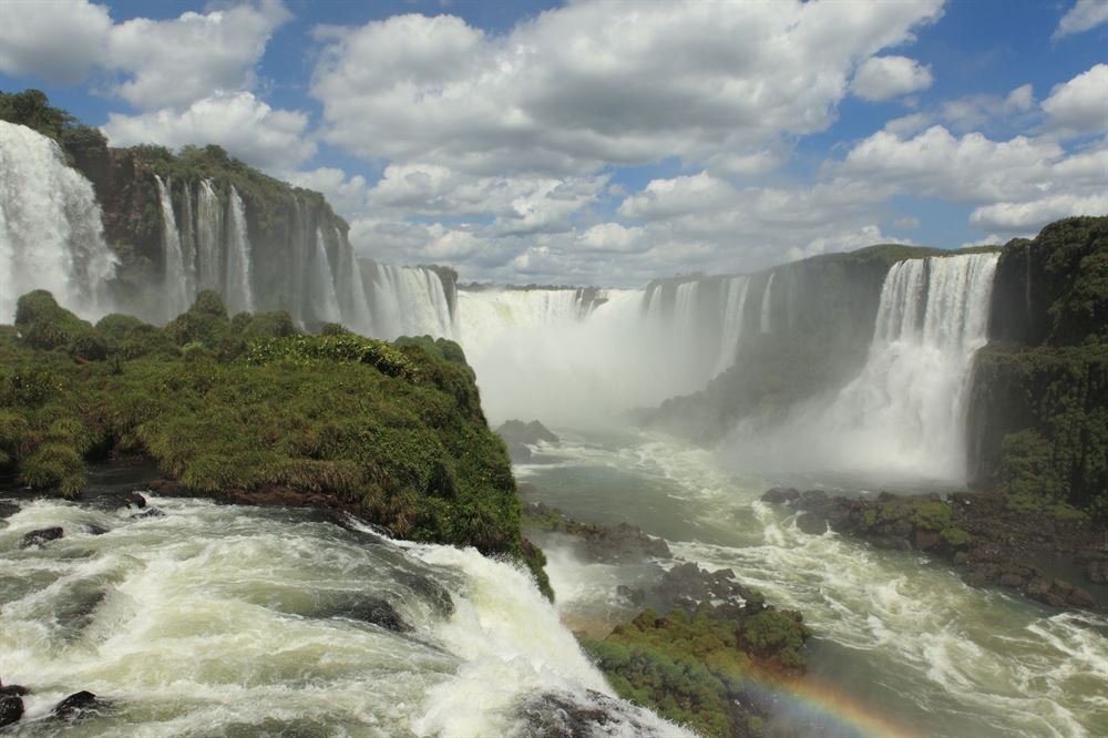 vue du bas de la gorge du diable à Iguaçu au Brésil.