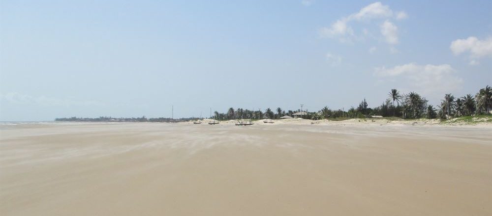 Vue latérale de la plage de guajiru à marée basse.