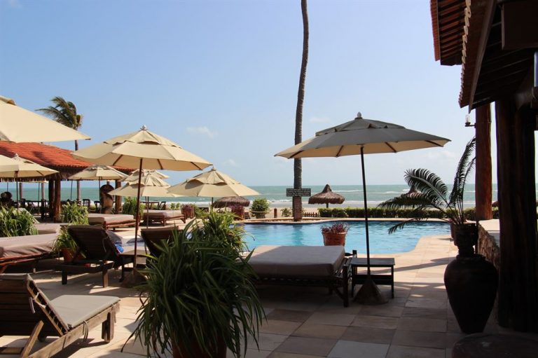 Vue de la terrasse et de la piscine de l'hôtel Rede Beach à Guajiru.