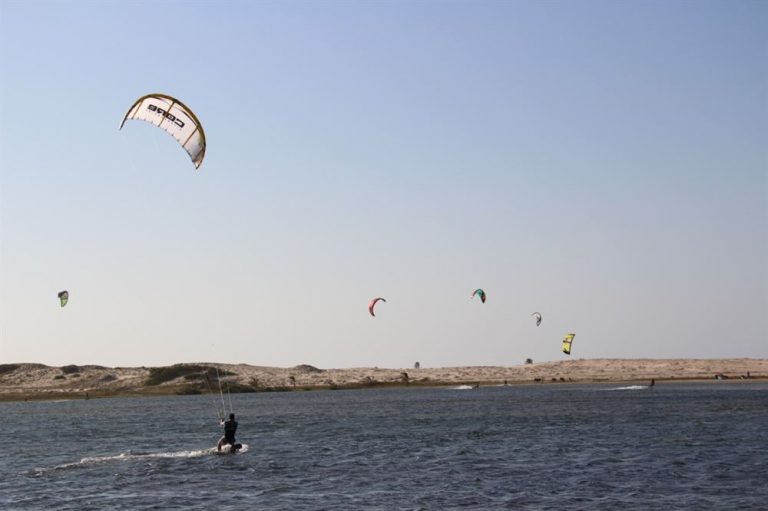 kite surfeurs sur une lagune près de guajiru dans le nordeste du Brésil.