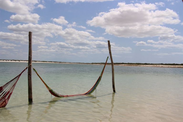 Hamac tendu entre 2 piquet sur une lagune à Jericoacoara.