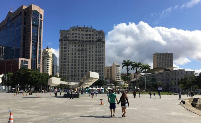 Vue d'une place dans le centre de Rio de Janeiro.