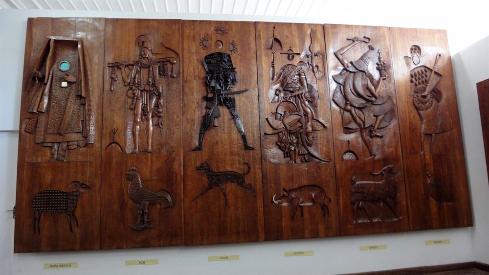 vue d'un bas relief représentant des orixas fait par Carybe dans un musée à Salvador de Bahia.