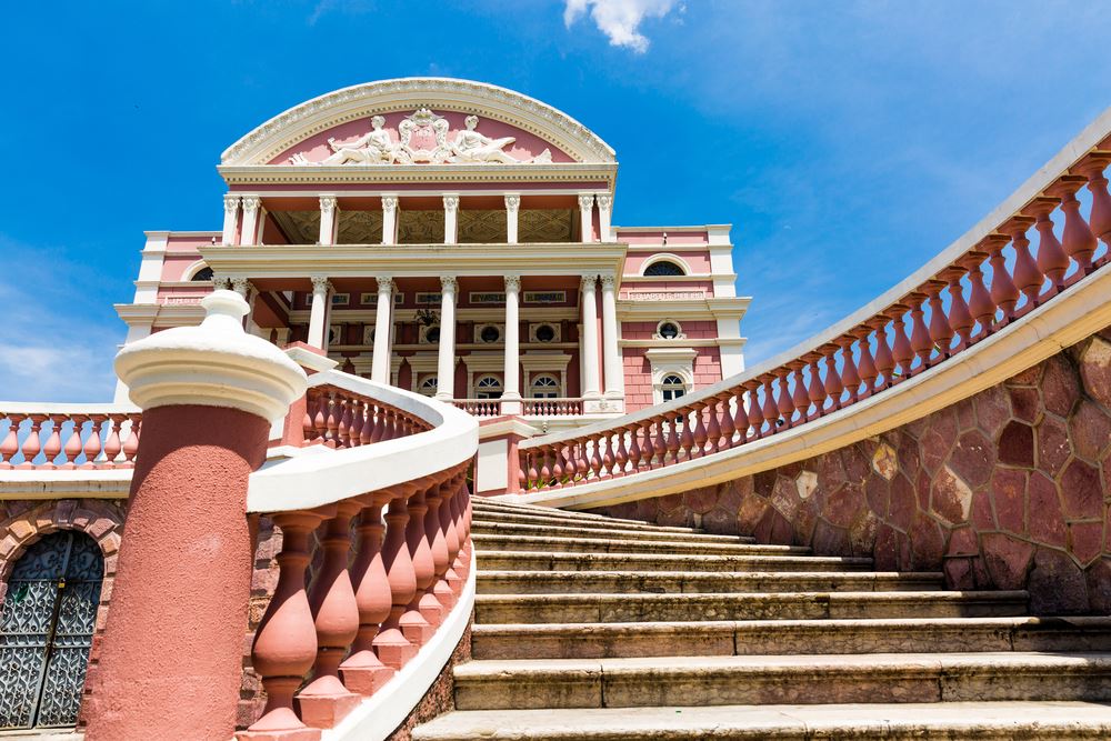vue du théâtre Amazonas à Manaus depuis les escaliers frontaux principaux.