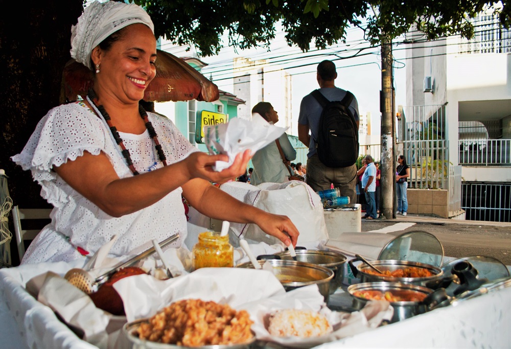 Bahianaise vendeuse d'acarajé sur une place de Salvador de Bahia.