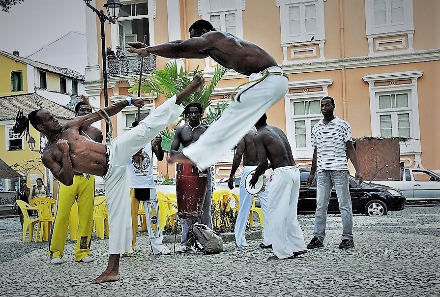 Vue d'une lutte de capoeira sur une place du Pelourinho a Salvador de Bahia.