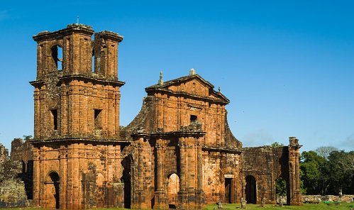 Vue de la façade de la ruine de l'église de Sao Miguel das Missões au Brésil.
