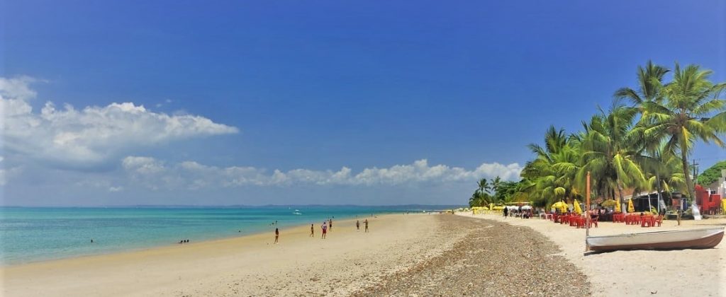 Vue de l'une des plage de l'île d'Itaparica à Bahia.