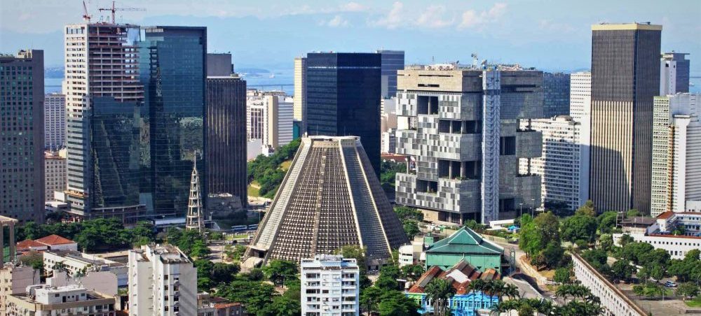 Vue aérienne de la catéhdrale et du quartier des affaires de Rio.