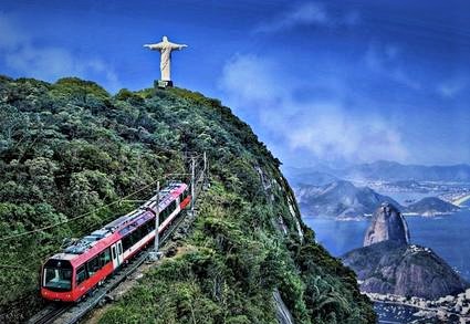 Vue du train du Corcovado arrivant près du sommet et de sa statue du Christ Rédempteur.