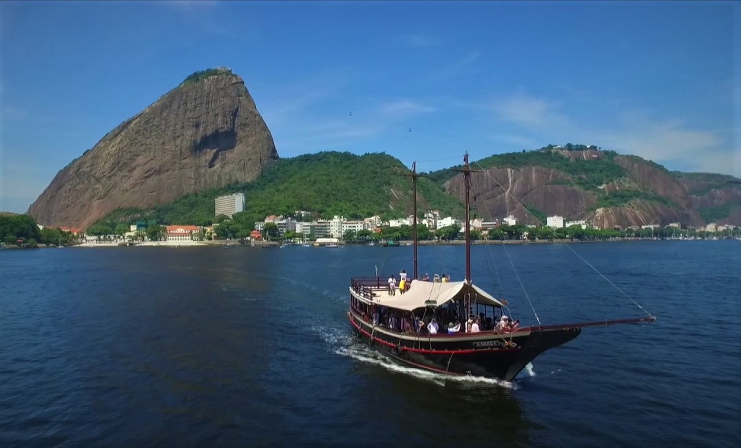 Vue dun bateau dexcursion traditionnel dan sla baie de Guanabara à Rio.