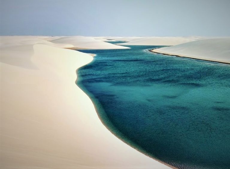 Une lagune dans le par des lençois du Maranhão.