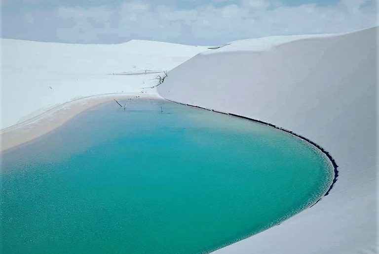 Une lagune dans le désert des lençois du Maranhão.