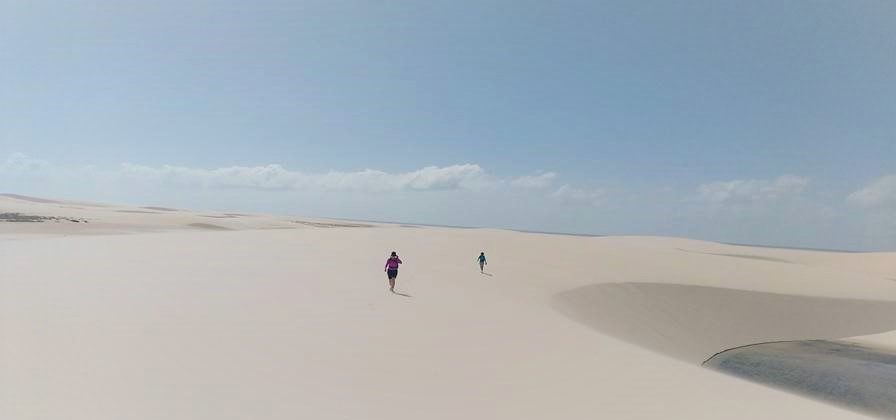 Une randonnée dans le d´sert des lençois du Maranhão.