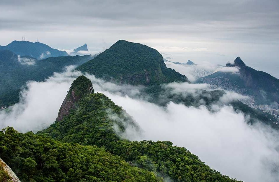 Vue de la forêt de tijuca dans les nuages depuis un sommet.