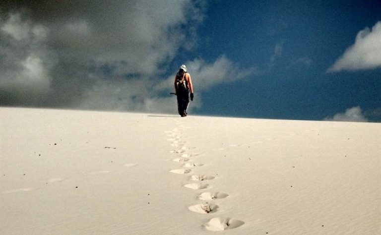 Trekking à pied dans le désert des lençois du Maranhão.