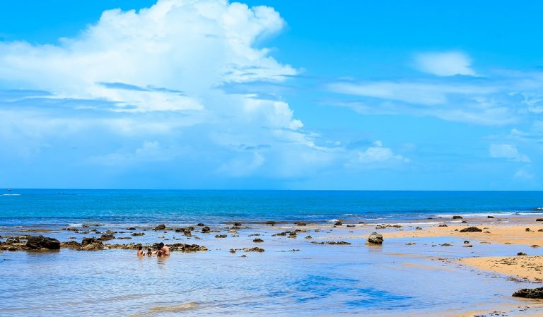 Baignade à la plage de Trancoso.