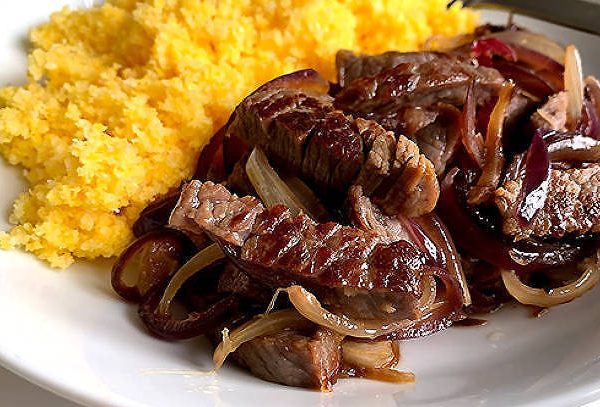 Le cuzcuz nordestin et la carne de sol, deux spécialités du Nordeste brésilien. 