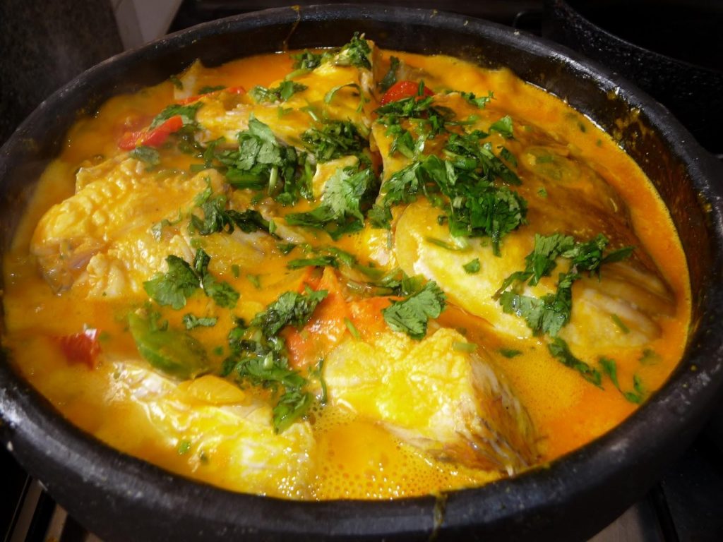 Délicieux plat de peixada, une recette nordestine traditionnelle à base de poisson et de lait de coco.