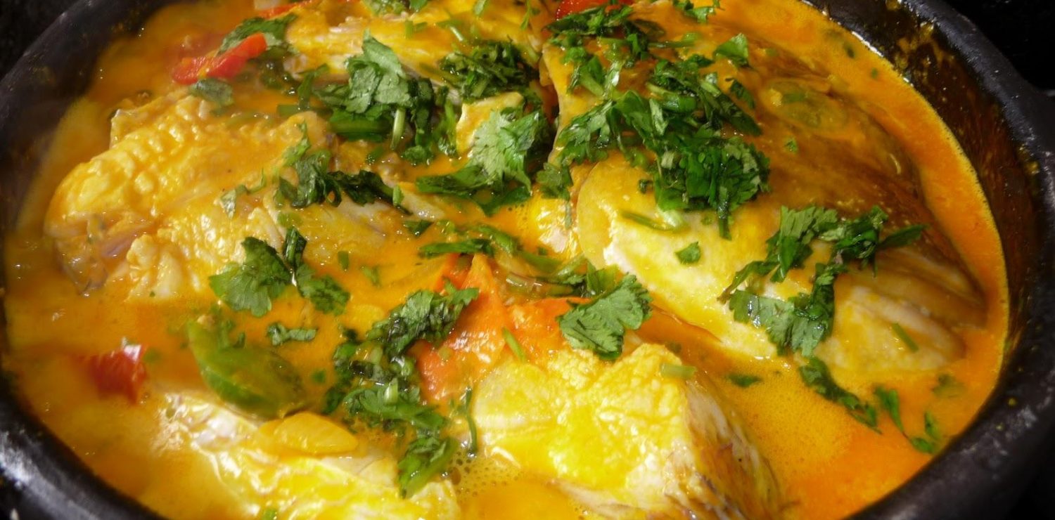 Délicieux plat de peixada, une recette nordestine traditionnelle à base de poisson et de lait de coco.