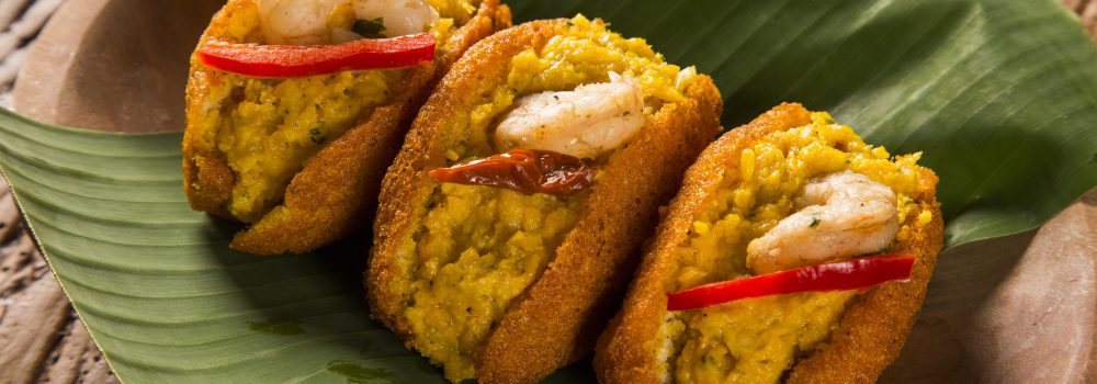 vue de 3 acarajé, une spécialité culinaire bahianaise traditionnelle.